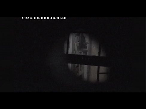 ❤️ Blondie blir hemligt videofilmad av en voyeur från grannskapet gömd bakom ihåliga tegelstenar ☑ Pornvideo at us ❤