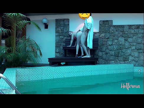❤️ Chefen bjuder in tjänsteflickan till poolen, men kunde inte motstå en het ☑ Pornvideo at us ❤