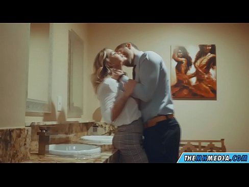❤️ När en bystig blondin förför dig på en offentlig toalett ☑ Pornvideo at us ❤
